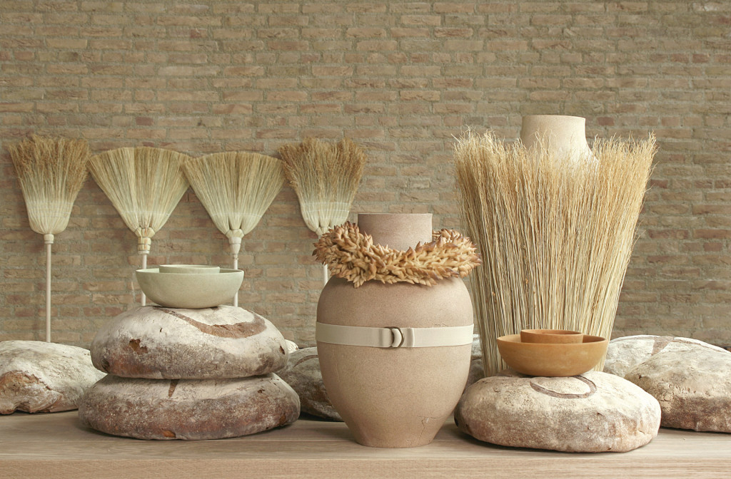 Installation <em>Autarchy</em>, 2010. Landwirtschaftliche Materialien, Kalkstein. Photo: Studio Fomafantasma