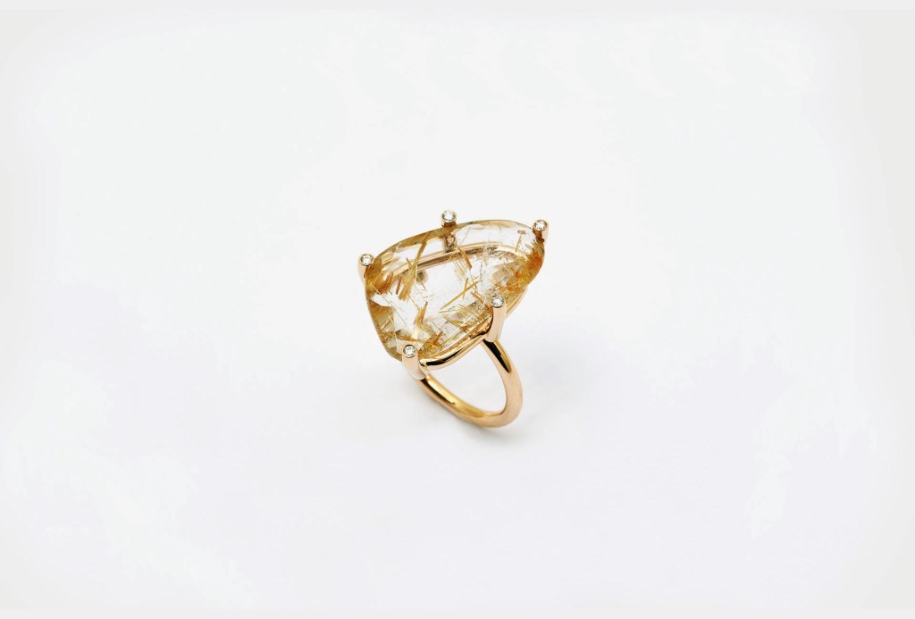 Ring <em>Snowflake</em>. Roségold 750, Bergkristall mit Venushaar, 15,99 ct und 5 Brillanten, zusammen 0,07 ct. Ca. 2000 Euro