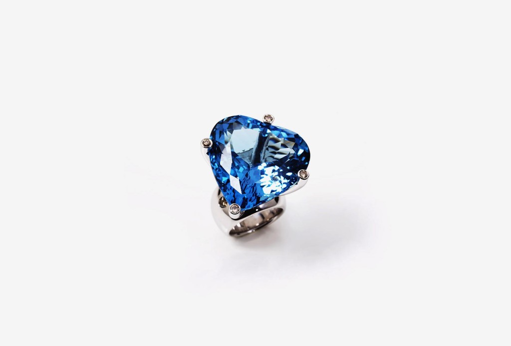 Ring <em>Hollywood</em>. Weißgold 750, herzförmig, dunkelblauer Edeltopas 127,65 ct und 6 champagnerfarbene Brillanten, zusammen 0,76 ct. Ca. 12000 Euro