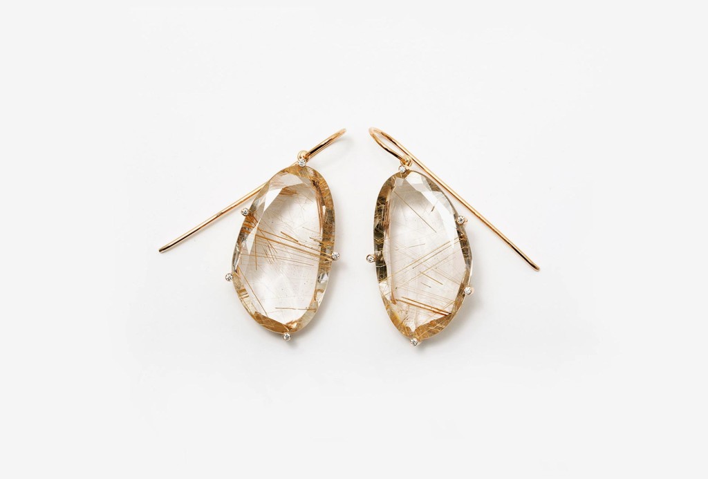 Ohrhänger <em>Snowflake</em>. Roségold 750, getönter Bergkristall mit Venushaar, zusammen 40,93 ct und 10 Brillanten, zusammen 0,08 ct. Ca. 3400 Euro