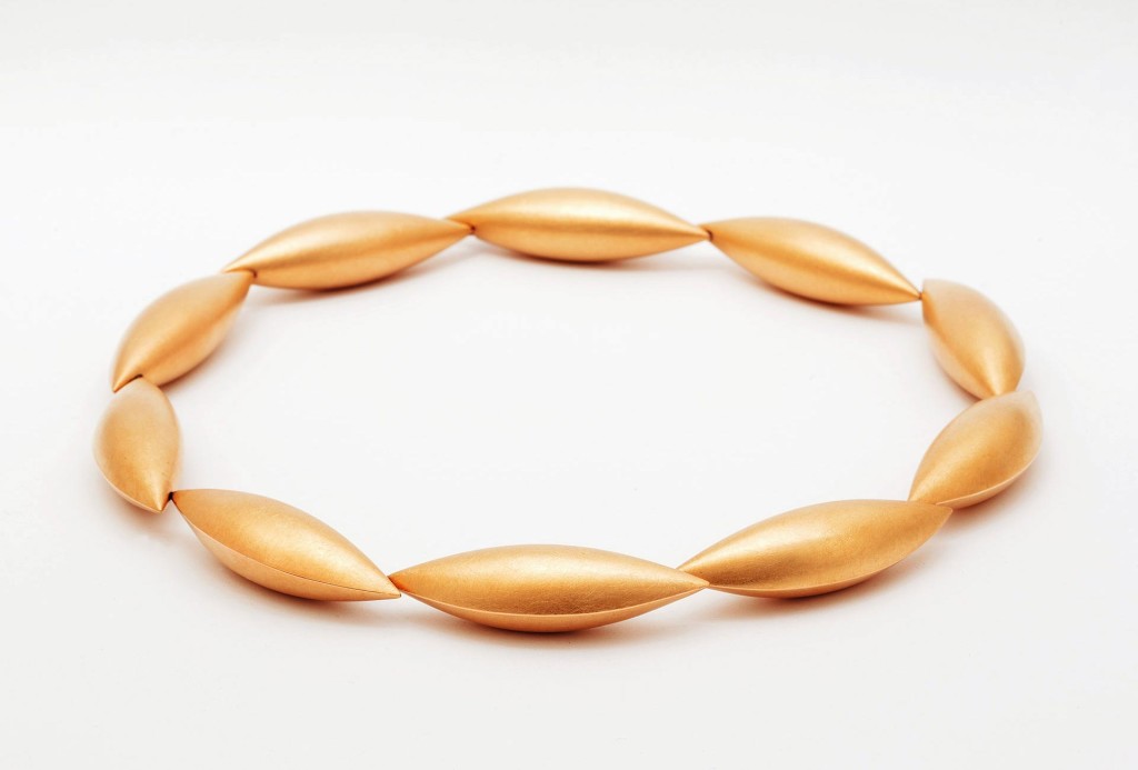 Kollier <em>Kokon</em>. Roségold, 10 Schoten. Ca. 9500 Euro