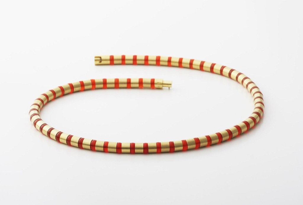 <em>Kleopatra-Kollier</em>. Gelbgold 750 mit Karneol. Länge 44 cm, Ø 0,6 cm. Ca. 4750 Euro