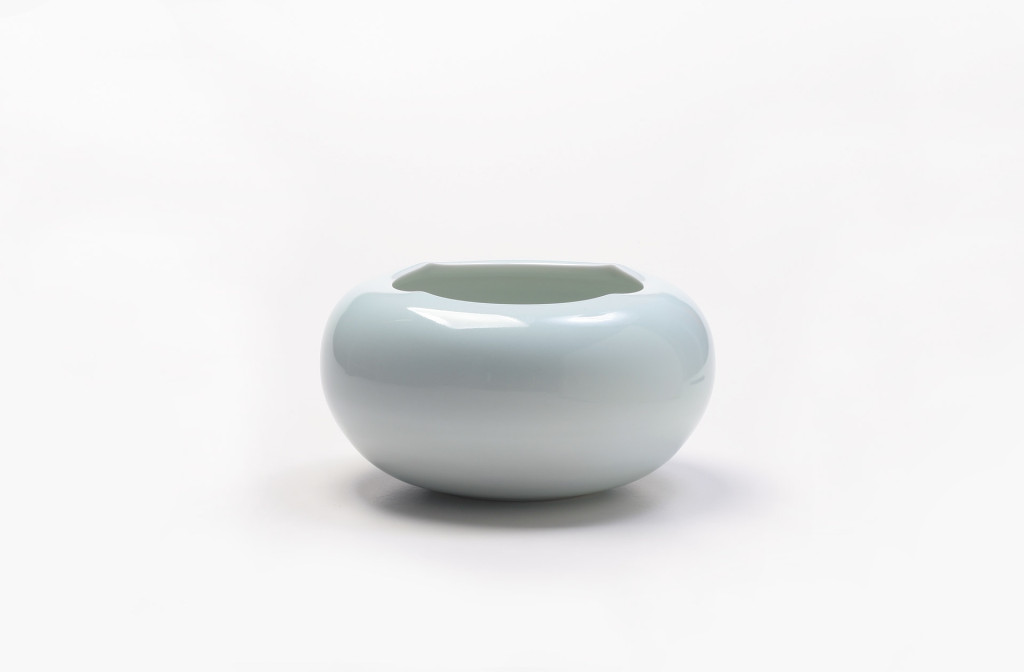 Gefäß. Porzellan mit Seladonglasur.