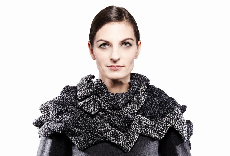 Kragen <em>Zack</em>, 2015. 75 % Merino extrafine, 25% Seide. Photo Ingo Misiak