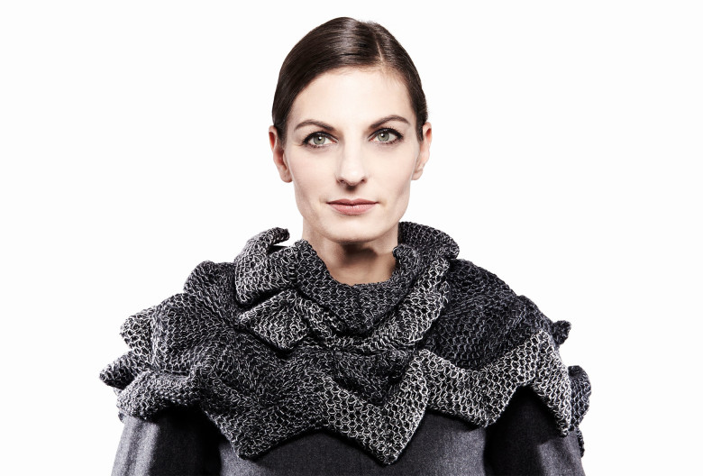 Kragen <em>Zack</em>, 2015. 75 % Merino extrafine, 25% Seide. Photo Ingo Misiak