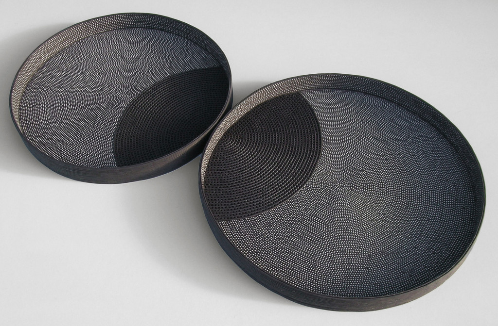 Gefäße <em>Inersection V</em>. Porzellan. 37 x 3,5 cm, 33 x 3,5 cm. 