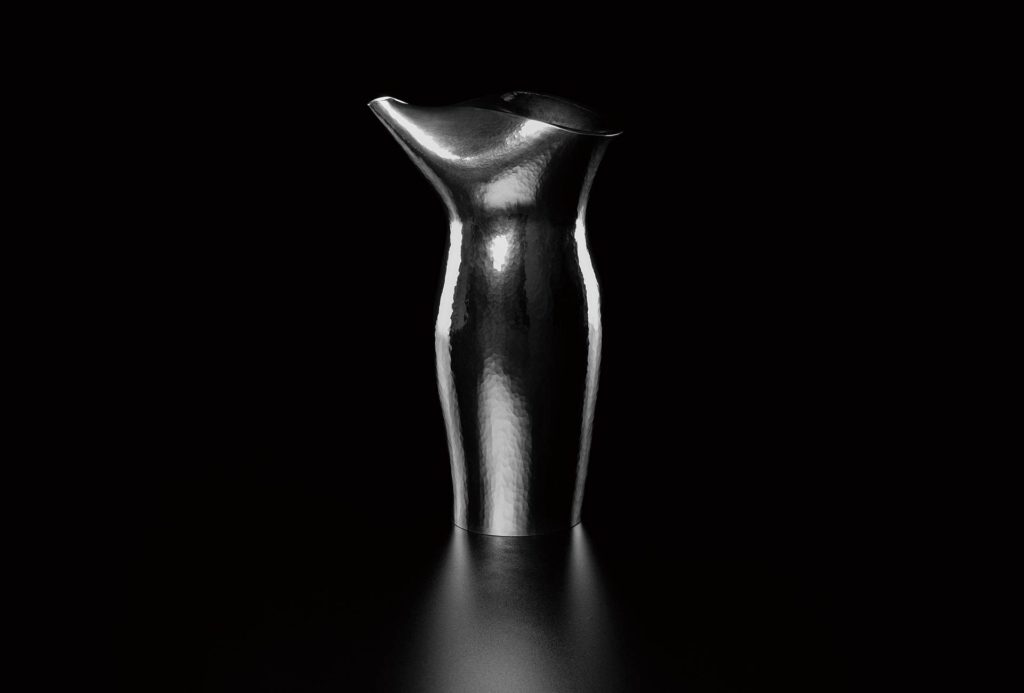 <em>Openly</em>, 2021, Zinn, 27,7 x 16 x 110 cm.