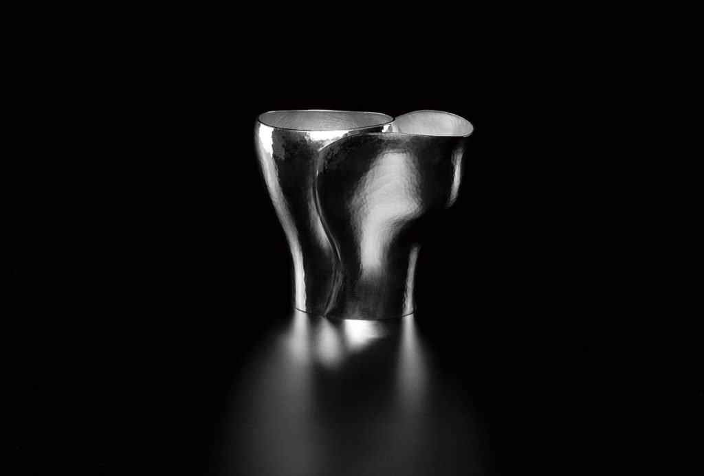 Vase <em>Leading</em>, 2021, Zinn, 17 x 20,5 x 11 cm.