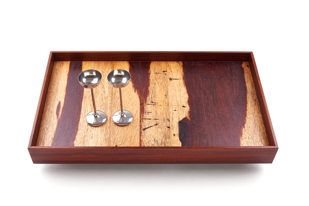 <em>Tablett mit Bechern</em>