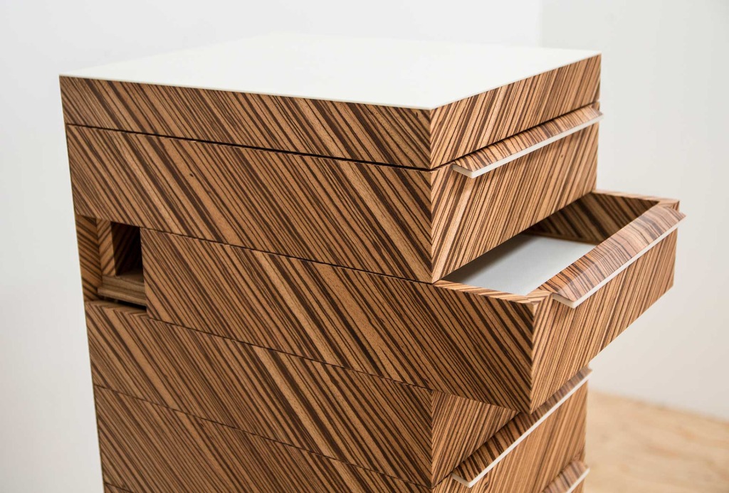 Console with drawers <em>diagonal</em>. Detail.