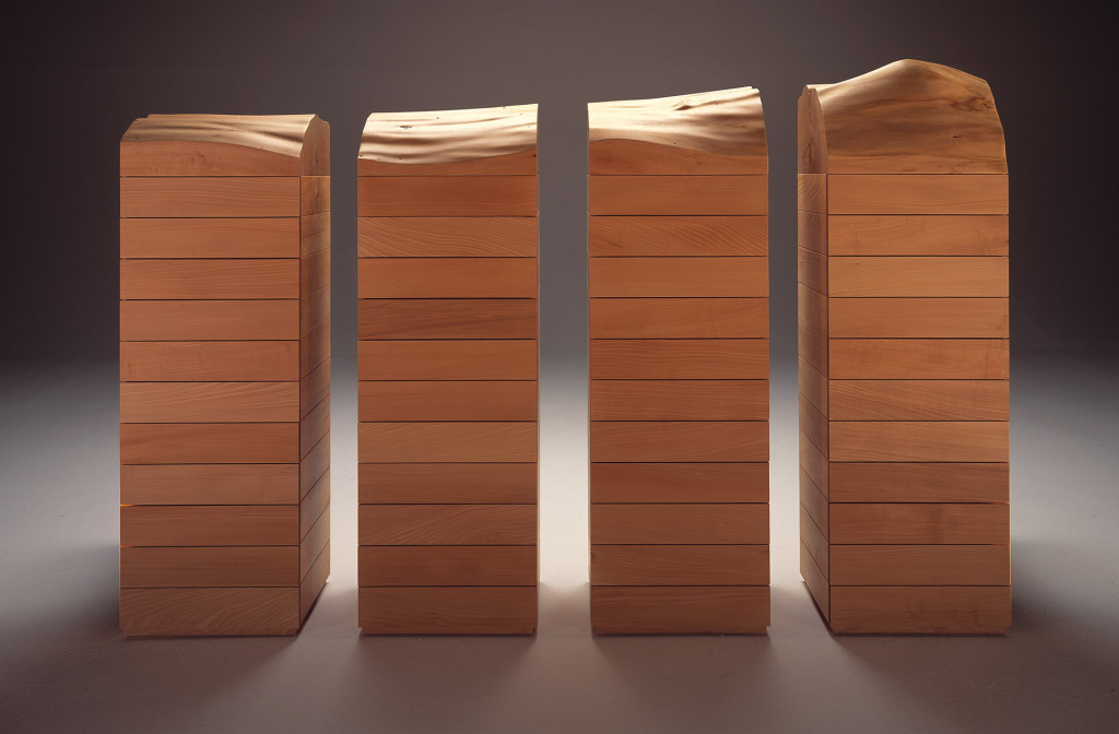 <em>Lindenholzschrank</em>. 4teiliger Schrank mit je 10 Schubladen. Auflage 9 Stück, Hersteller Pro Form, Bergisch Gladbach. Foto Thomas Riehle, Köln.