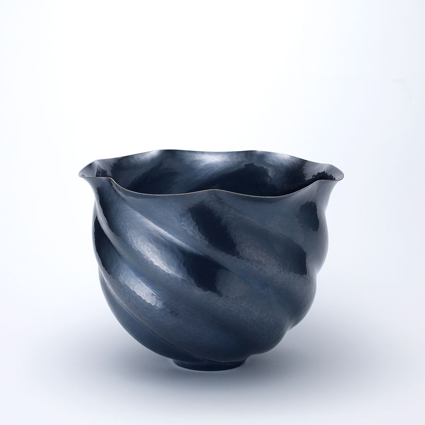 <em>Wirbelgefäß XII</em>. 999 Silber, patiniertes Kuromidō (Kupfer-Antimon-Arsen-Legierung), 23 x 23 x 18 cm.