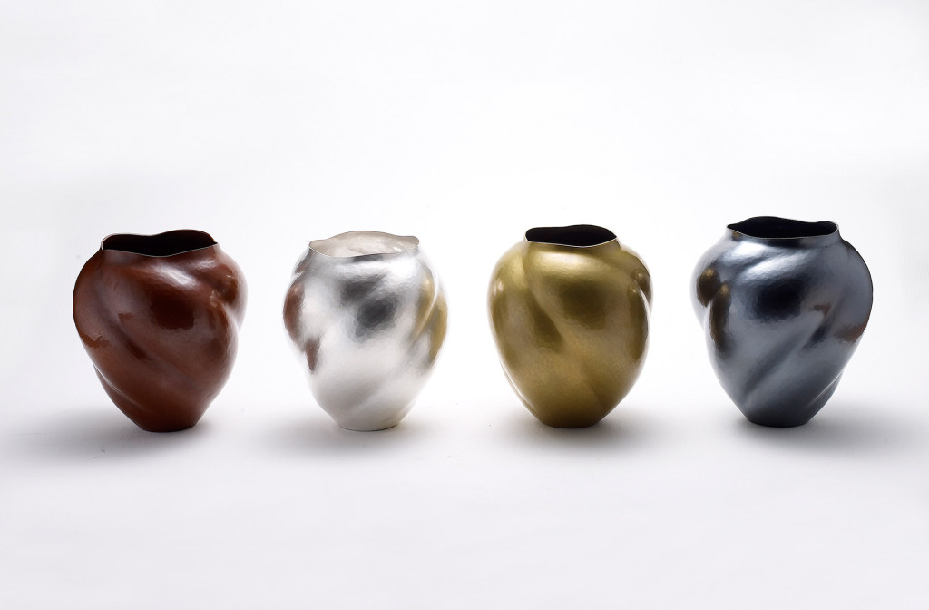 <em>Mini Wirbelgefäß</em> Serie. Von links: Patiniertes Kupfer, 980 Silber, patiniertes Messing, patiniertes Kuromidō (Kupfer-Antimon-Arsen-Legierung), 10 × 10 × 12 cm. 