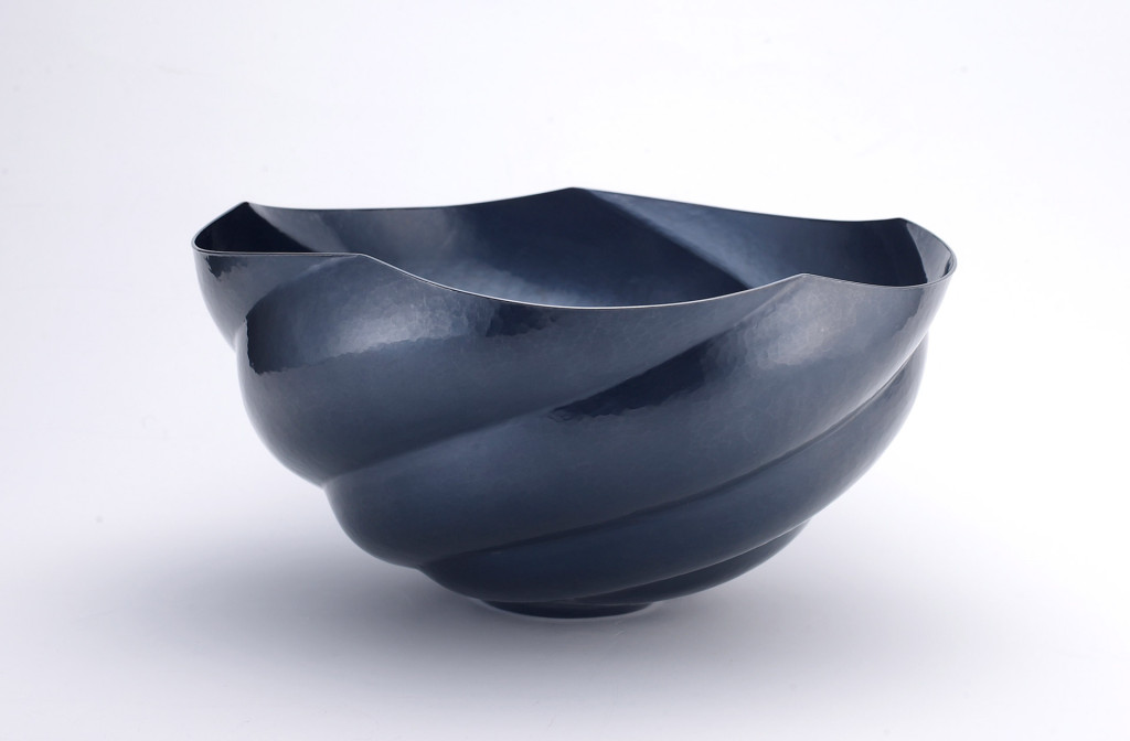 <em>Wirbelgefäß VI</em>. 999 Silber, patiniertes Kuromidō (Kupfer-Antimon-Arsen-Legierung), 33 × 33 × 14 cm.