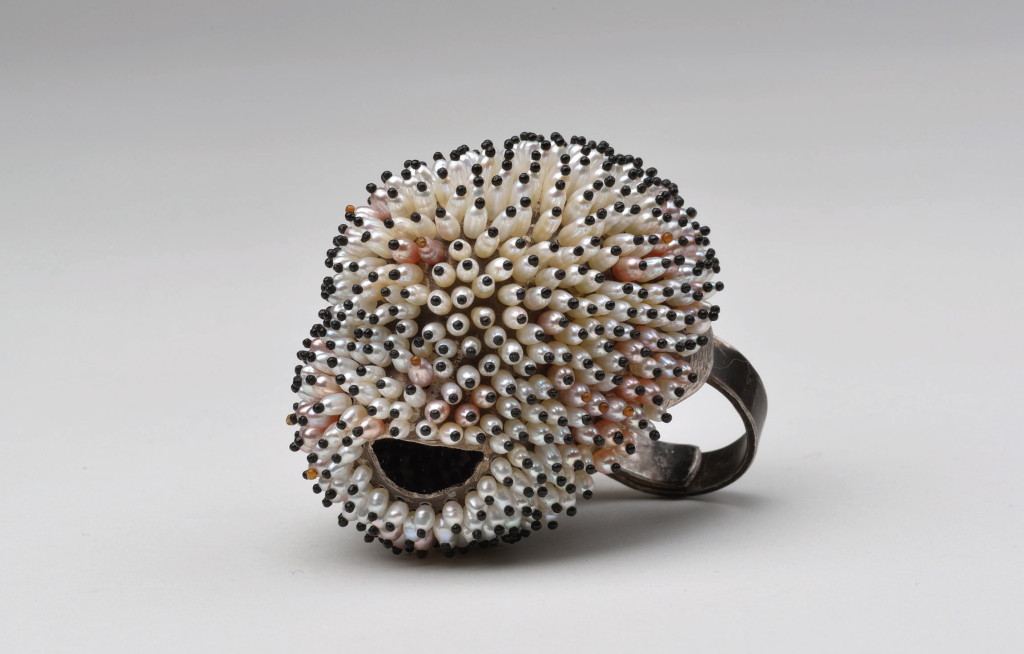 Sam Tho Duong, RINGfrei, 935 silver, freshwater pearl. Photo Klaus Ditté. 