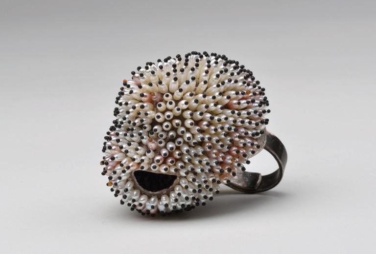 Sam Tho Duong, <em>RINGfrei</em>, 935 silver, freshwater pearl. Photo Klaus Ditté. 