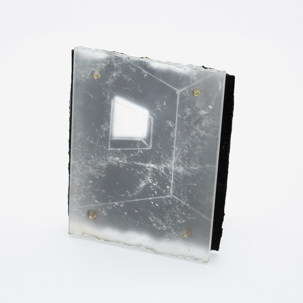 Renzo Pasquale, Brosche <em>Finestra</em>, 2008, Bergkristall, Keramik, Gold. 67 x 53 x 13 mm. Photo Wowe.
