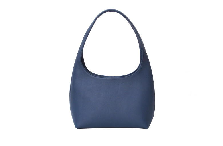 Pik Dame, Tasche Apfeltasche klein. Rindleder, rauchblau. 30 × 19 × 10 cm. 255 Euro.