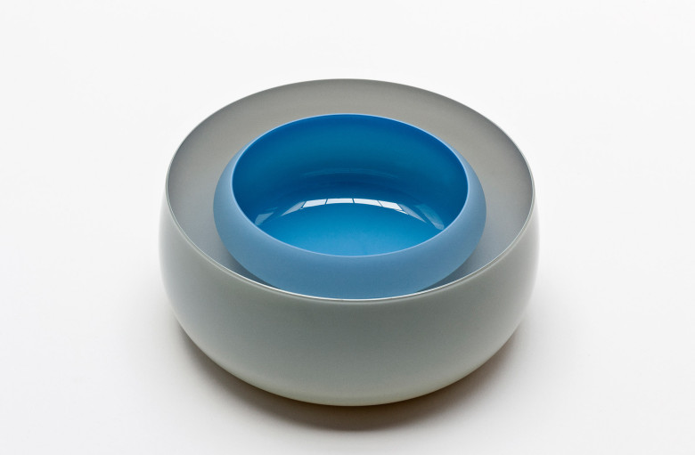 Tora Urup, Schüssel. Warm grau, klar, azurblau. Mundgeblasen und handgeschliffenes Glas. 11 × 26 cm. Photo: Stuart McIntyre. 