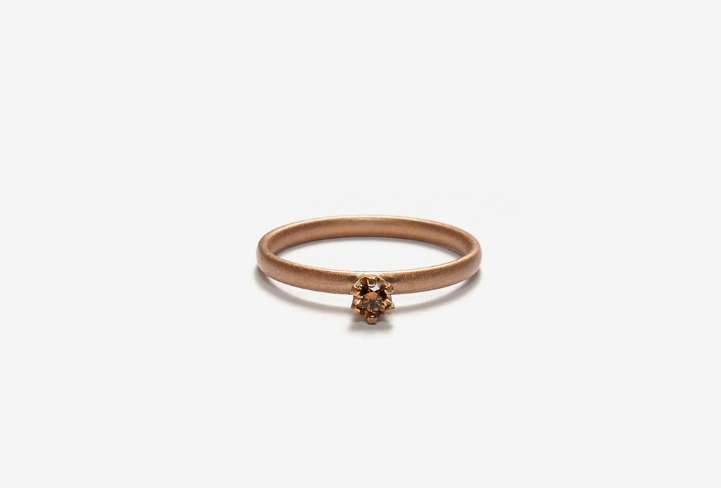 Ring. Red gold, diamond.