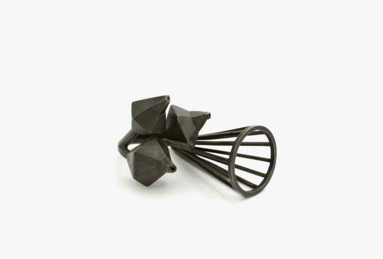 Nicole Schuster, Ring <em>The Adoption</em>, 2013, geschwärztes Silber.