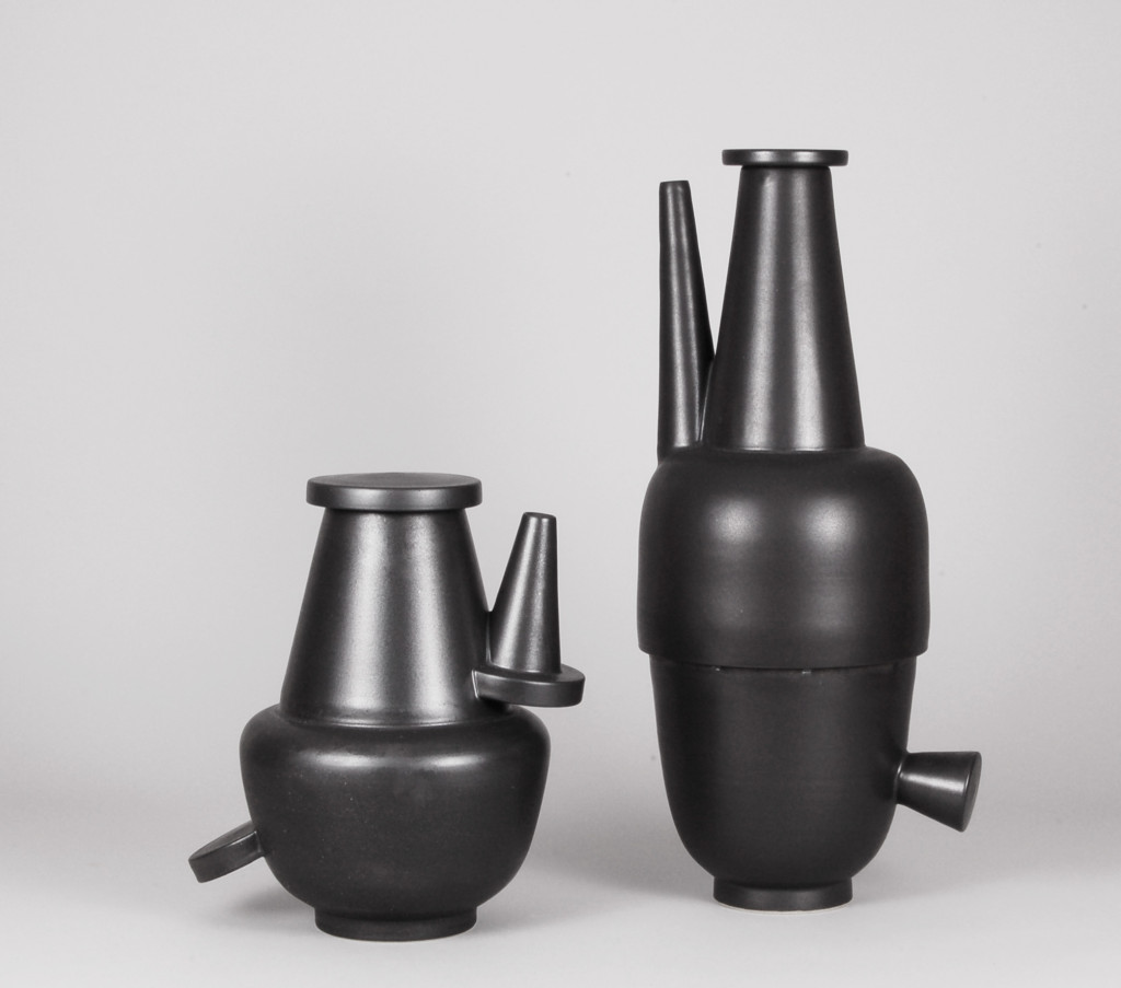 Lutz Könecke, Zwei Kannen, 2012–2013. Steinzeug.