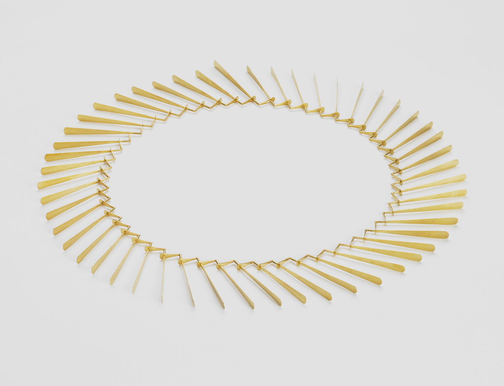 Kathrin Sättele, Halsschmuck <em>Winkelelemente</em>, 2011. Gold 750, Ø 21 cm. Photo Studio 3, Hildesheim.