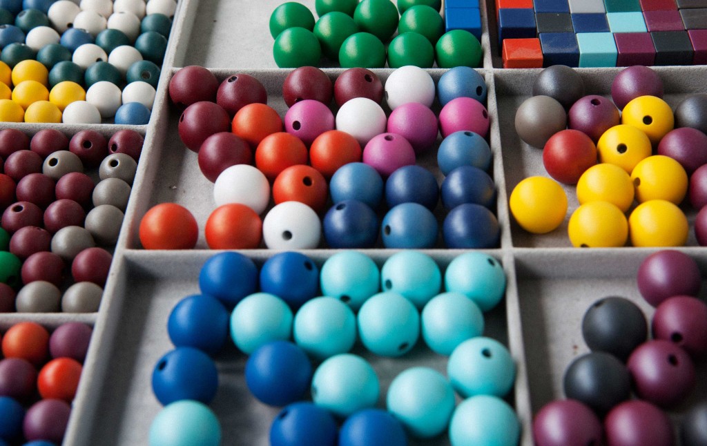 Geometrische Klarheit in Farbe, Elemente für den Schmuck von Carl Dau.