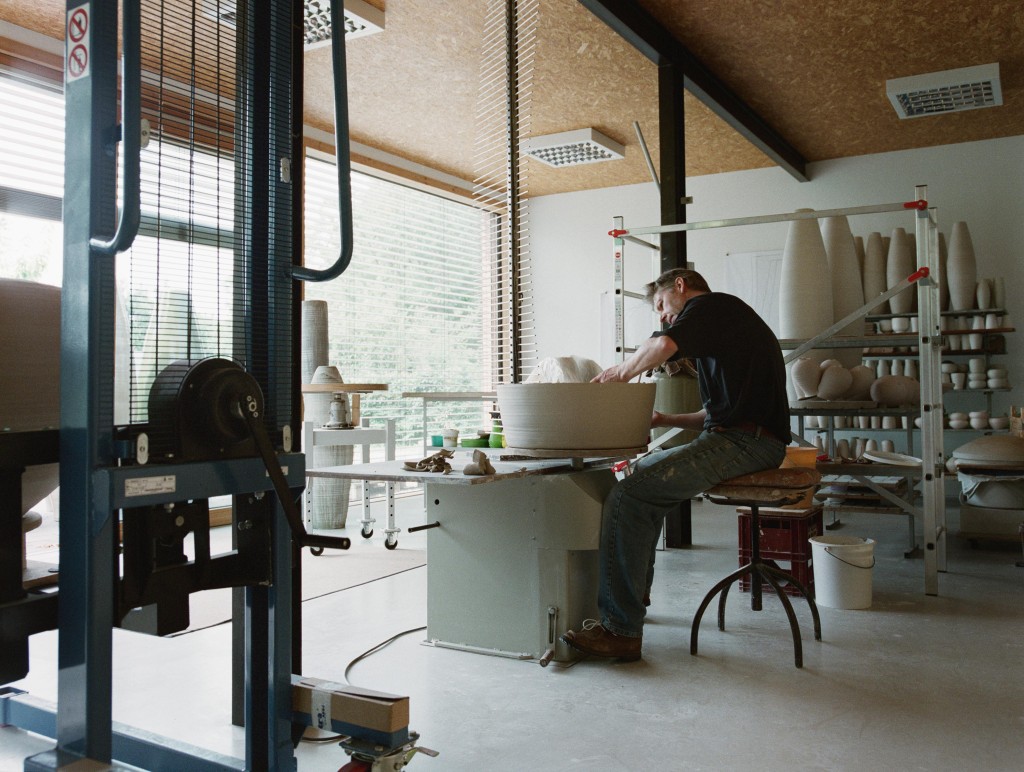 Emil Heger mit einer seiner <em>Drehformen</em>.