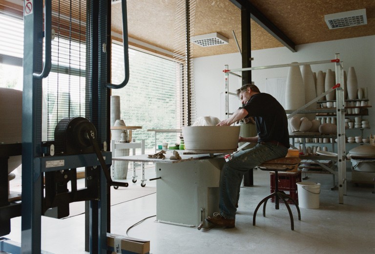 Emil Heger mit einer seiner <em>Drehformen</em>.