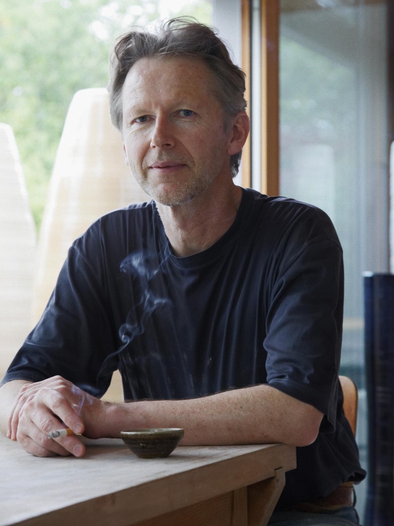 Der Keramiker Emil Heger in seinem Atelier.