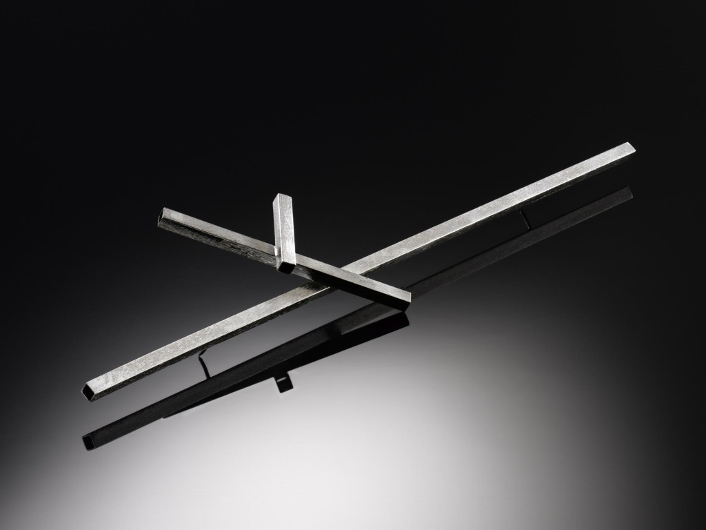 Hanne Bay Lührssen, Körperschmuck <em>under construction I</em>, Silber 925, 15 x 5 x 3 cm.