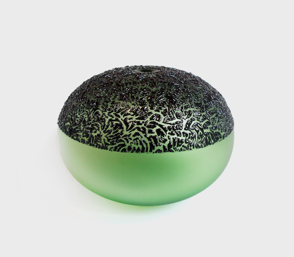 Mieke Groot, Vasenobjekt.
Frei geblasen, emailliert, gesandstrahlt.