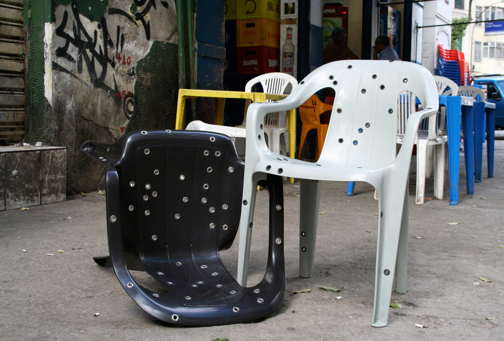 Design da Gema, <em>Stray Bullet Chair</em> [Irrläufer Stuhl], 2011. Polypropylen, rostfreier Stahl. Photo David Elia.
