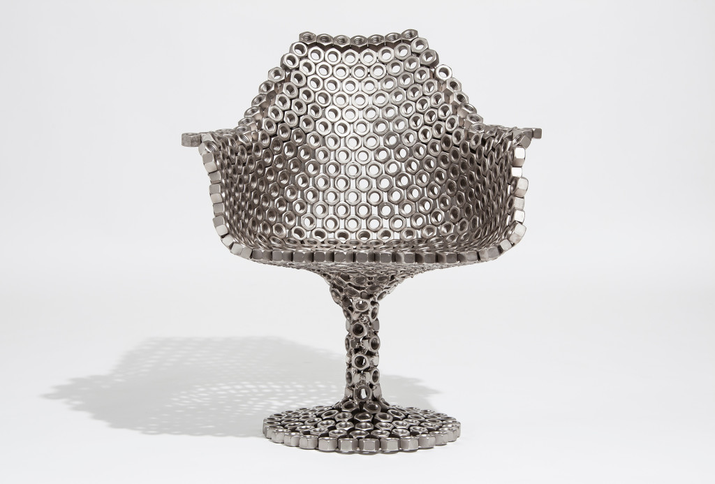 Leo Capote, <em>Tulip Bolts Chair</em>, 2013. Karbonstahlmuttern, elektrostatische Lackierung. Photo Marcelo Stefanovicz.
