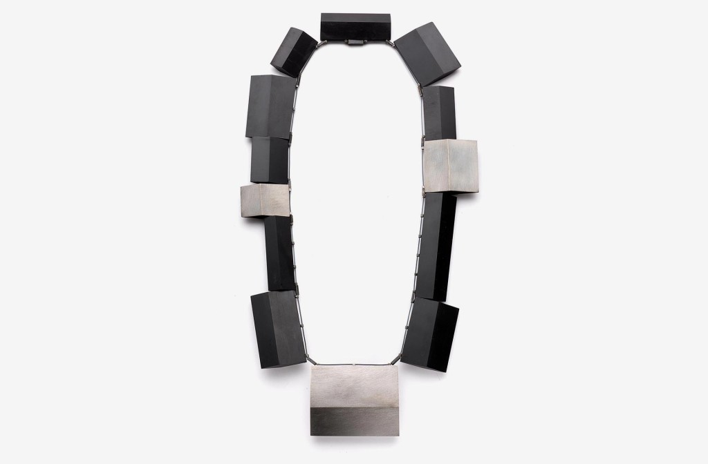 Babette von Dohnanyi, besondere Erwähnung. Brosche <em>Pensiero</em>, 2014. Silber 925, Achate, Stahl.