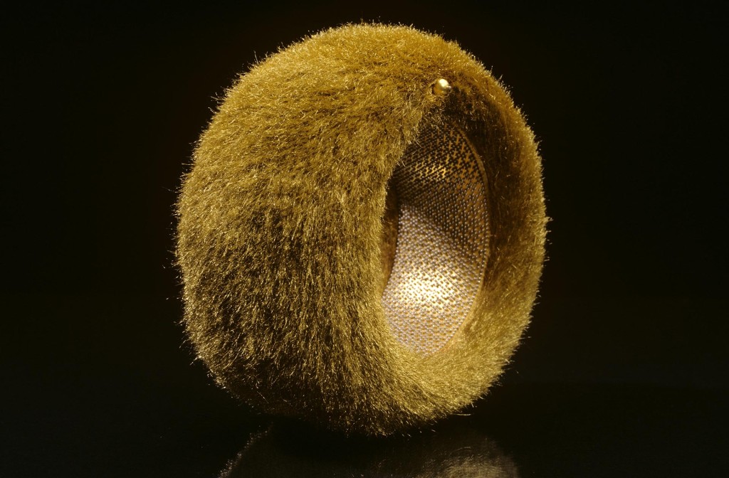 Bangle from the series <em>The Golden Fleece</em>, 2008. 18 kt and 22 kt gold, platinum resin.