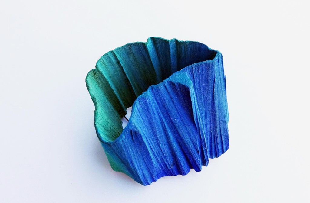 Brosche <em>Sea waves</em>, 2014. Holz, Pigment, Acrylfarbe, Silber, Stahl. 