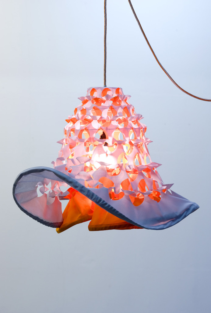 Nina Schäfer, <em>Fussilia</em>. Textiles Kabel, Stoff, 80 × 70 cm.