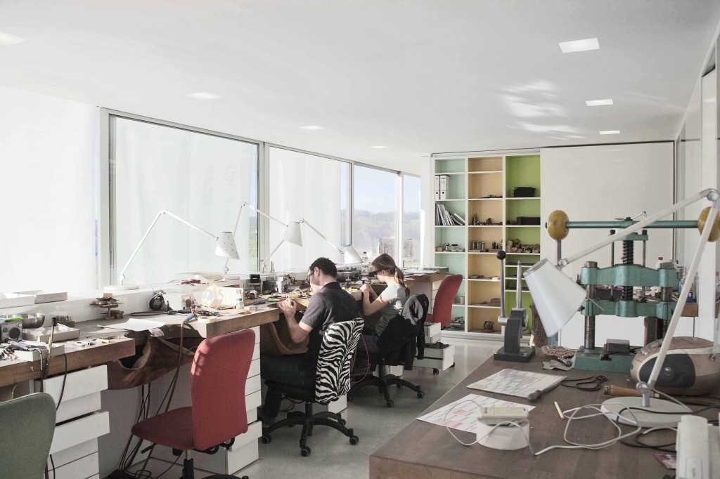 Spreng’s pieces are produced at goldsmiths’ workbenches