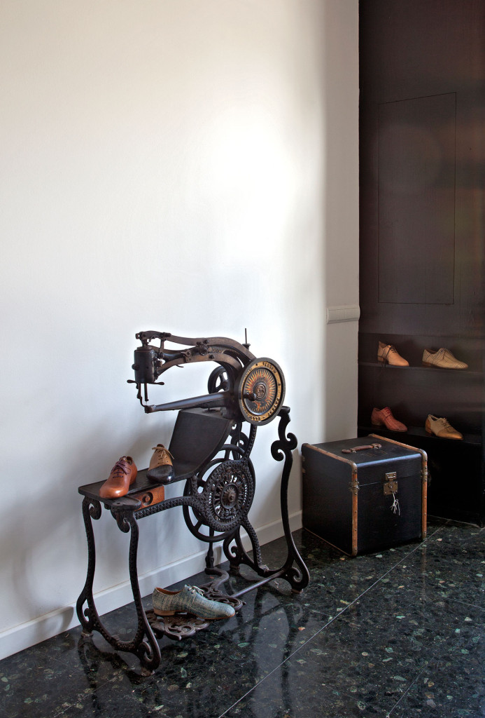 Historische Nähmaschine im Eingangsbereich des Ladens.