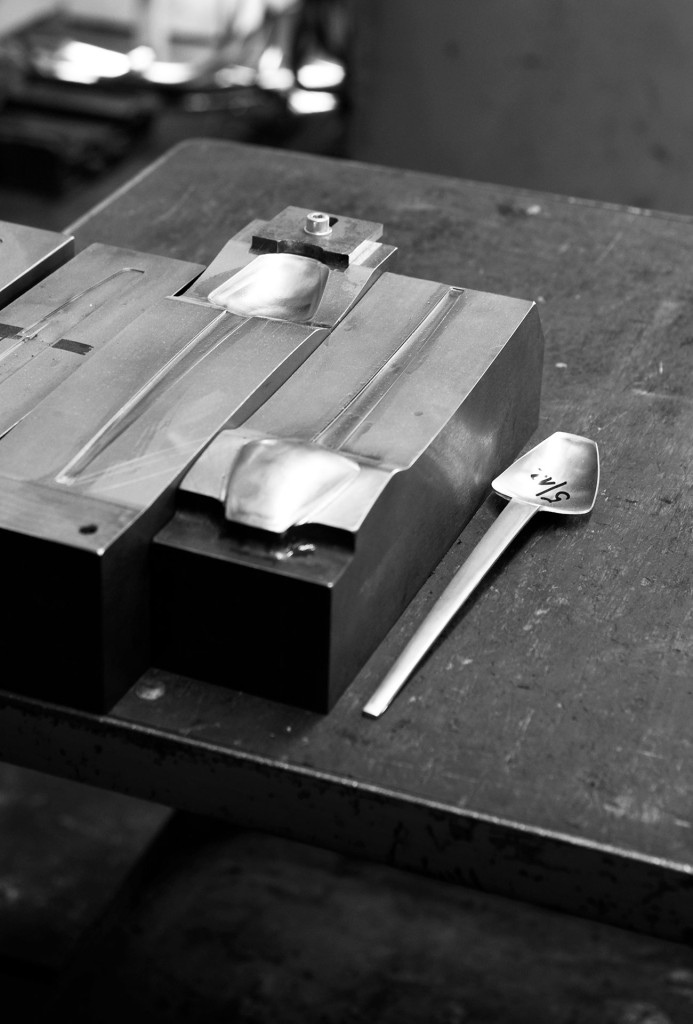 Prägewerkzeuge und Löffel aus der Besteckserie Fina von Carl Mertens, Solingen. Design Thomas Feichtner