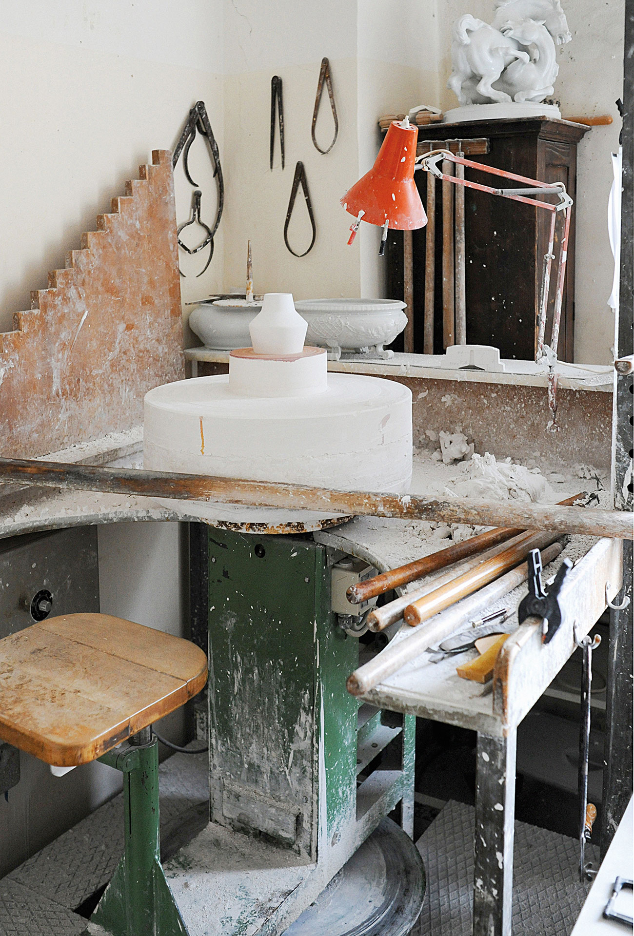 Manufakturfertigung bei Augarten, Wien. Gefäß aus dem Tafelservice Shortcut. Design Thomas Feichtner