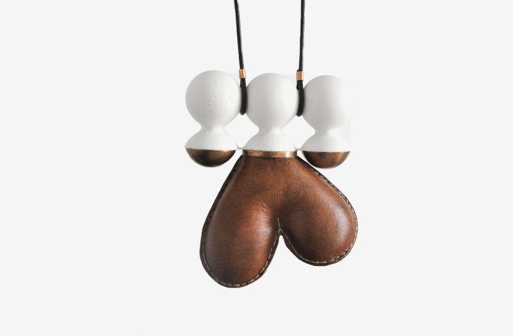 Trinidad Contreras, 3. Preis. Anhänger <em>Ai Apaec Bottle</em>, 2013. Porzellan, Leder, Kupfer.