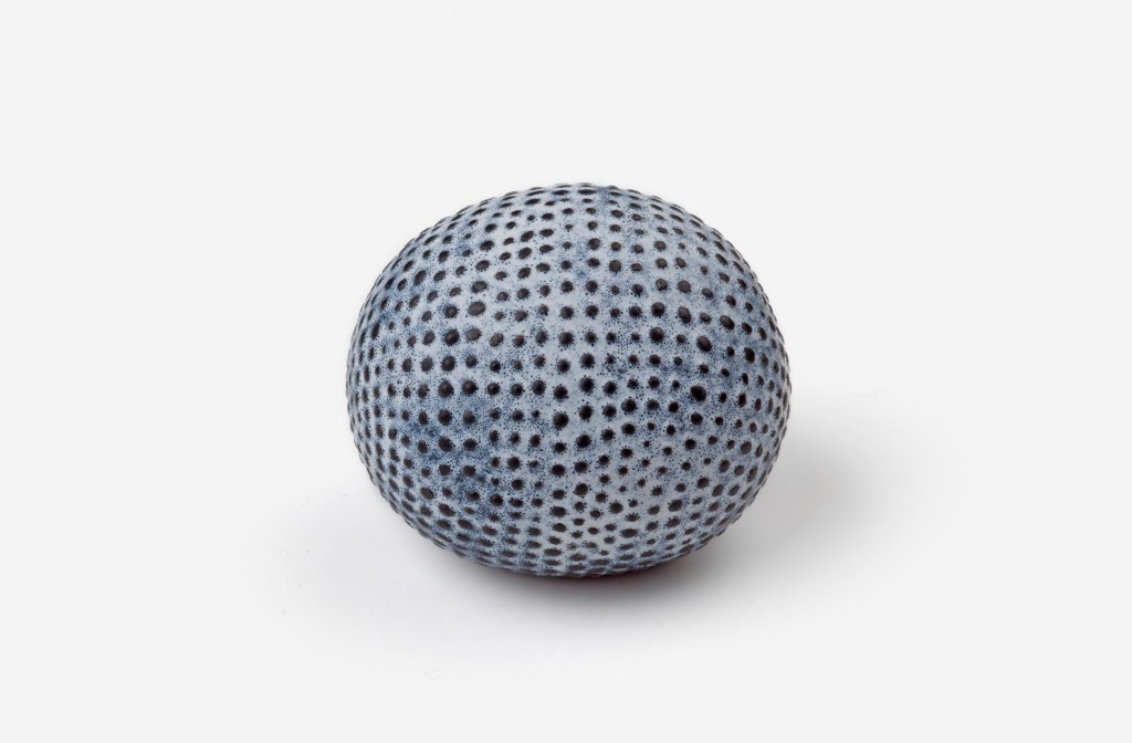 Jessica Turrell, 2. Preis. Brosche aus der Serie <em>Hollow form</em>, 2012. Email, Kupfer, Silber.