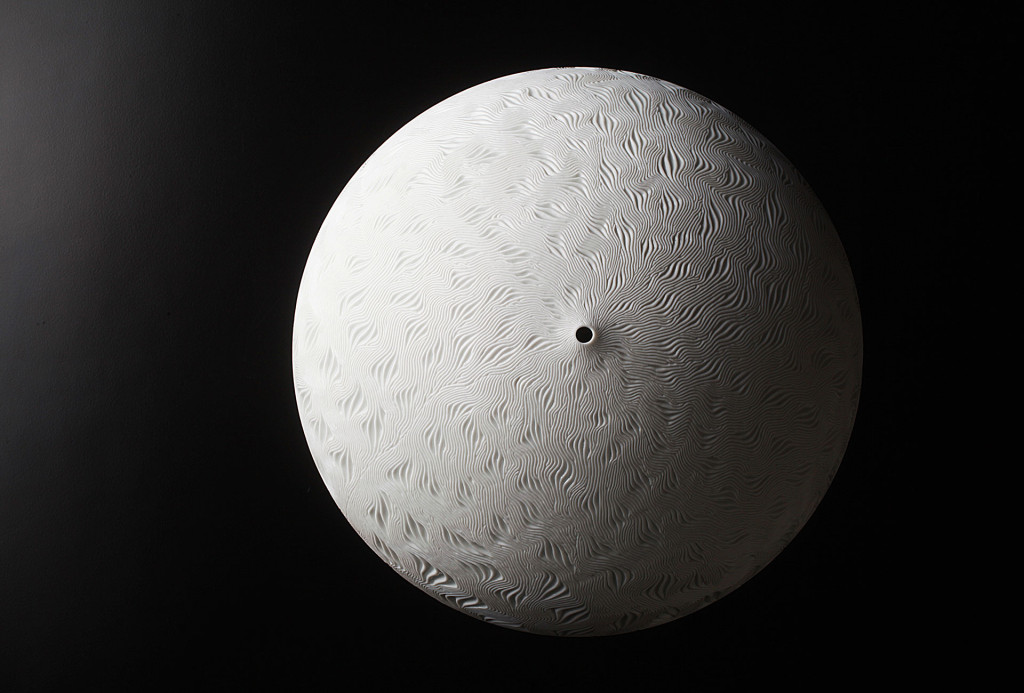 Fluent reliefs characterize all the vessels of Jong-Min Lee.