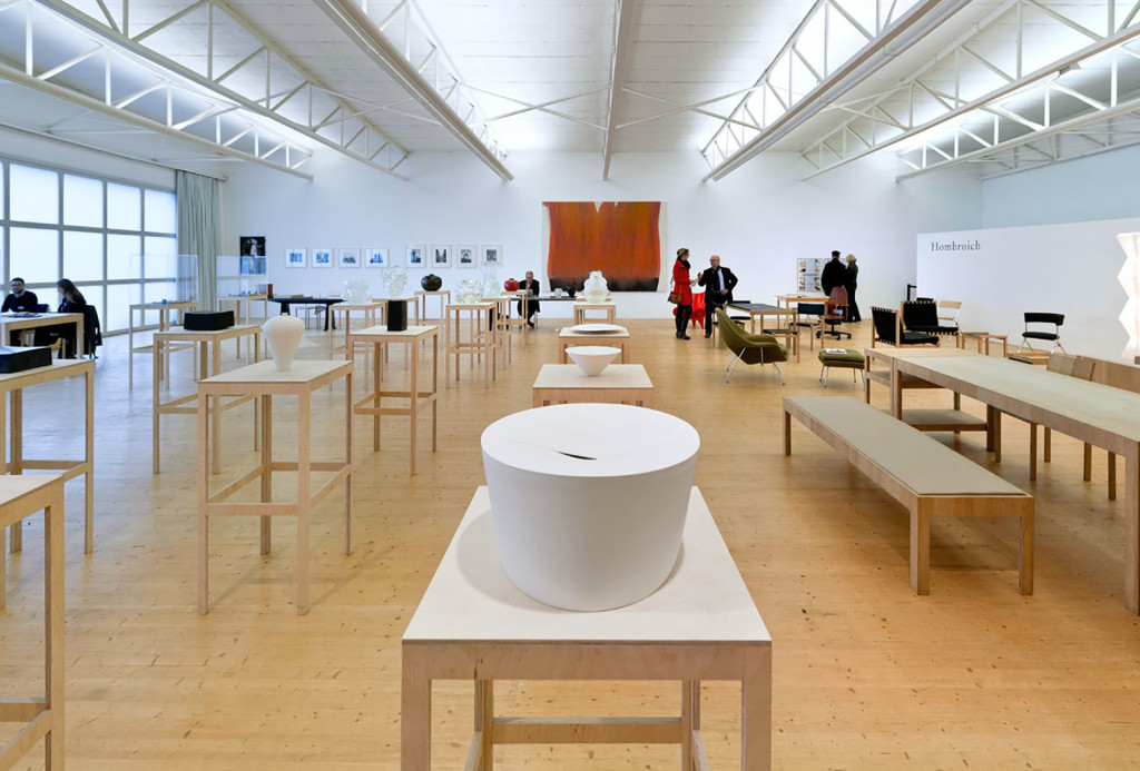 Ausstellungsansicht 2013 mit einer Arbeit von Taizo Kuroea im Vordergrund. Photo Thomas Riehle