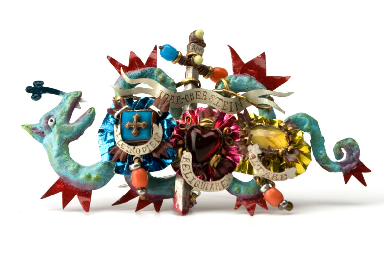 Anna Ameling, brooch Kampf der Dämonen (battle of demons), 2012. Silver, gilded copper, glass, lacquer, paper. Photo Cornelia Wruck.