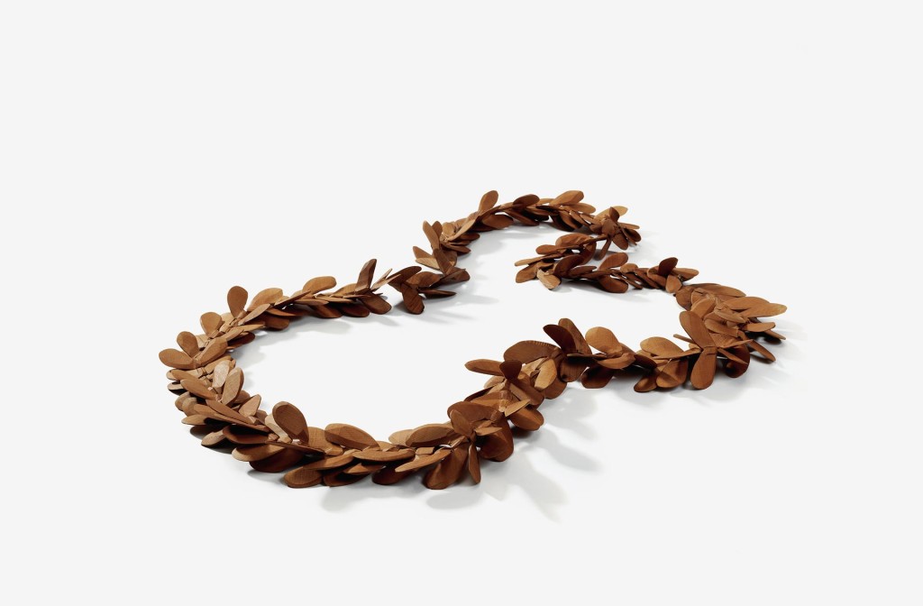 Annamaria Leiste, Halsschmuck, <em>Traumgekrönt</em>.  Birnenholz, Angelschnur.