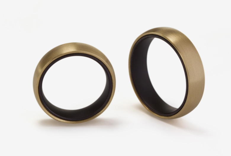 Fingerglück, Ringe Duo. Innen: Edelstahl mit keramischer Beschichtung, außen: Gelbgold 750, erhältlich in allen Edelmetallen.